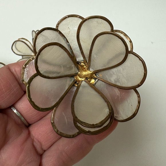 Rare Set of 6 Capiz Shell and Brass Leaded Flower Napkin Rings Vintage 3” EUC - Picture 2 of 5